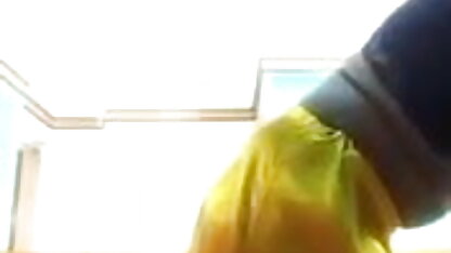 गांड सुनहरे बाल वाली कैमरे के सामने एक बड़े डिल्डो पर उसके गुदा हिंदी में सेक्सी फिल्म मूवी खींचती है